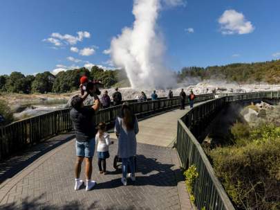 Te-Puia_Family_036-aspect-ratio-1300-730